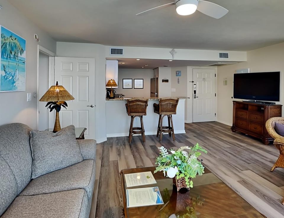 TV and multimedia, Kitchen or kitchenette, Living room, Seating area, furniture, air conditioner