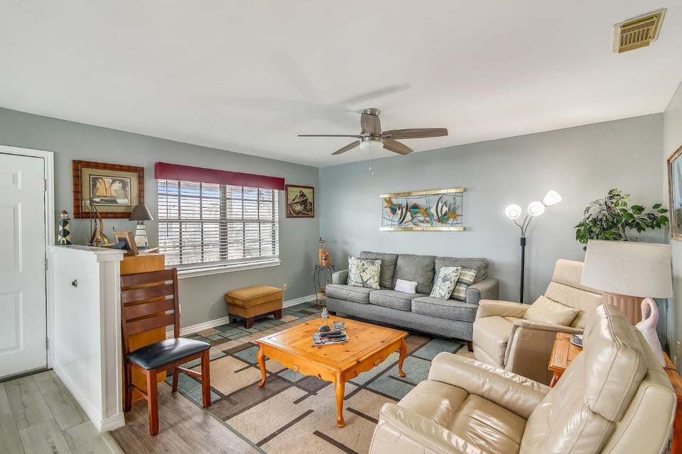 Living room, Seating area, furniture
