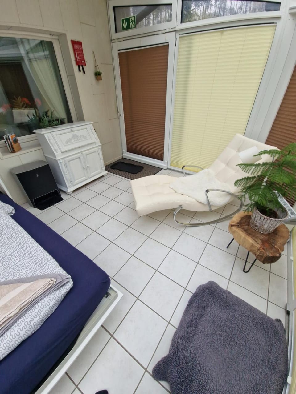 Living room, Photo of the whole room, Bedroom, Pets