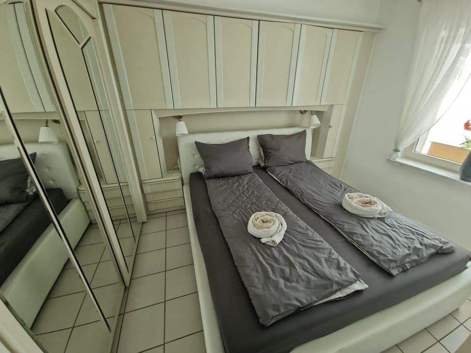 Photo of the whole room, Bedroom, towels