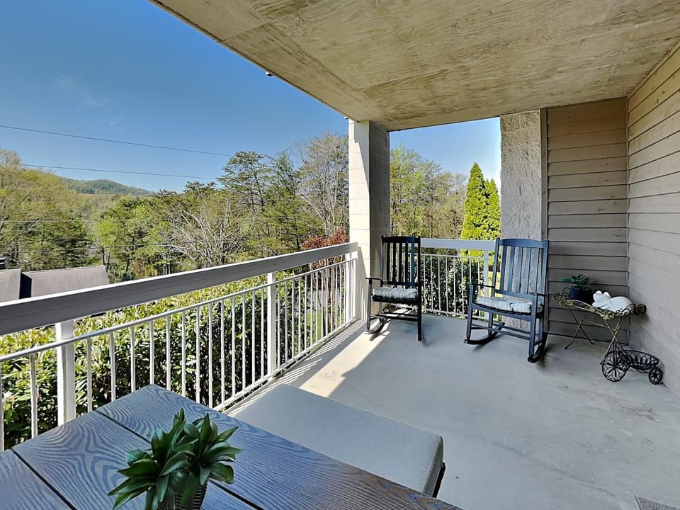Family Gathering Whispering Pines 514 Apartment in Pigeon Forge