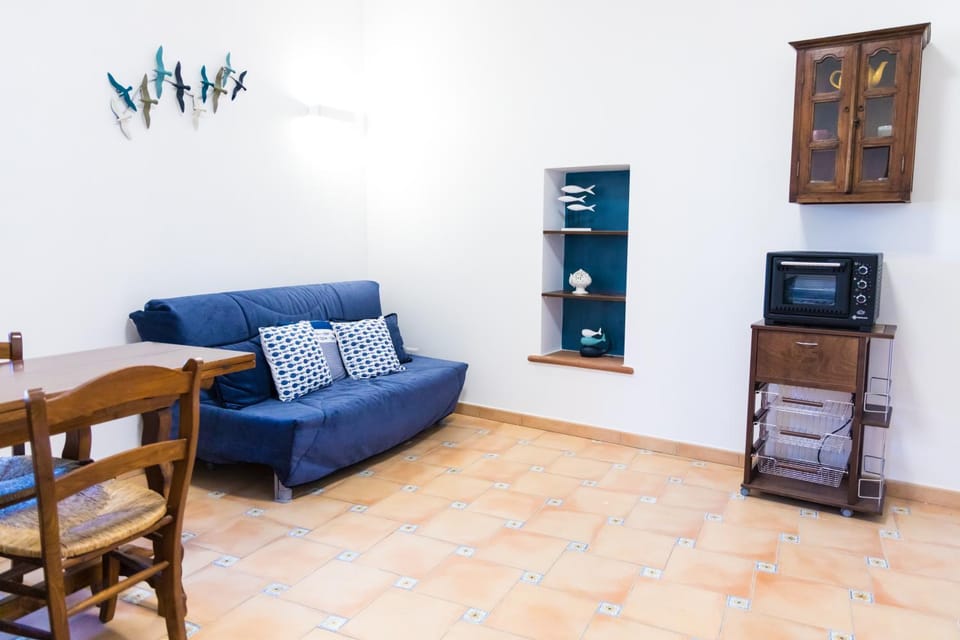 TV and multimedia, Kitchen or kitchenette, Living room, Seating area, Dining area