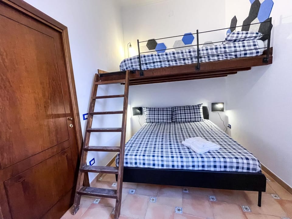 Bedroom, bunk bed