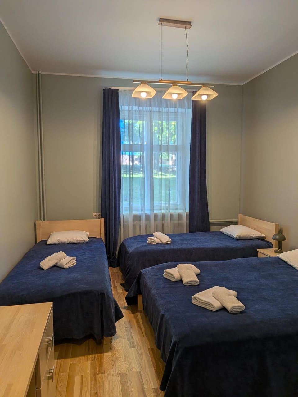 Bed, towels