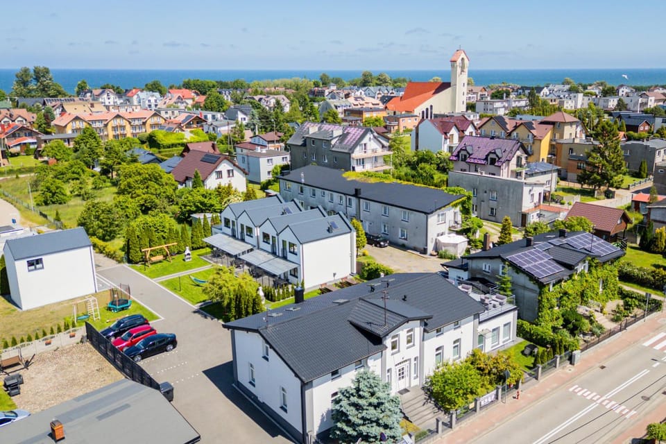 Property building, Neighbourhood, Bird's eye view, Sea view, Street view, Location, Parking