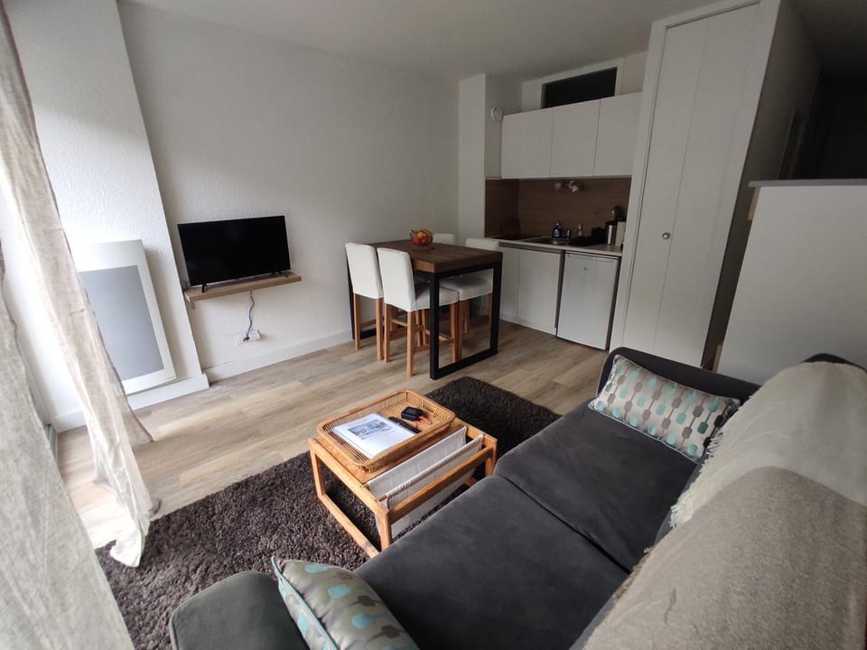 Kitchen or kitchenette, Living room, Dining area