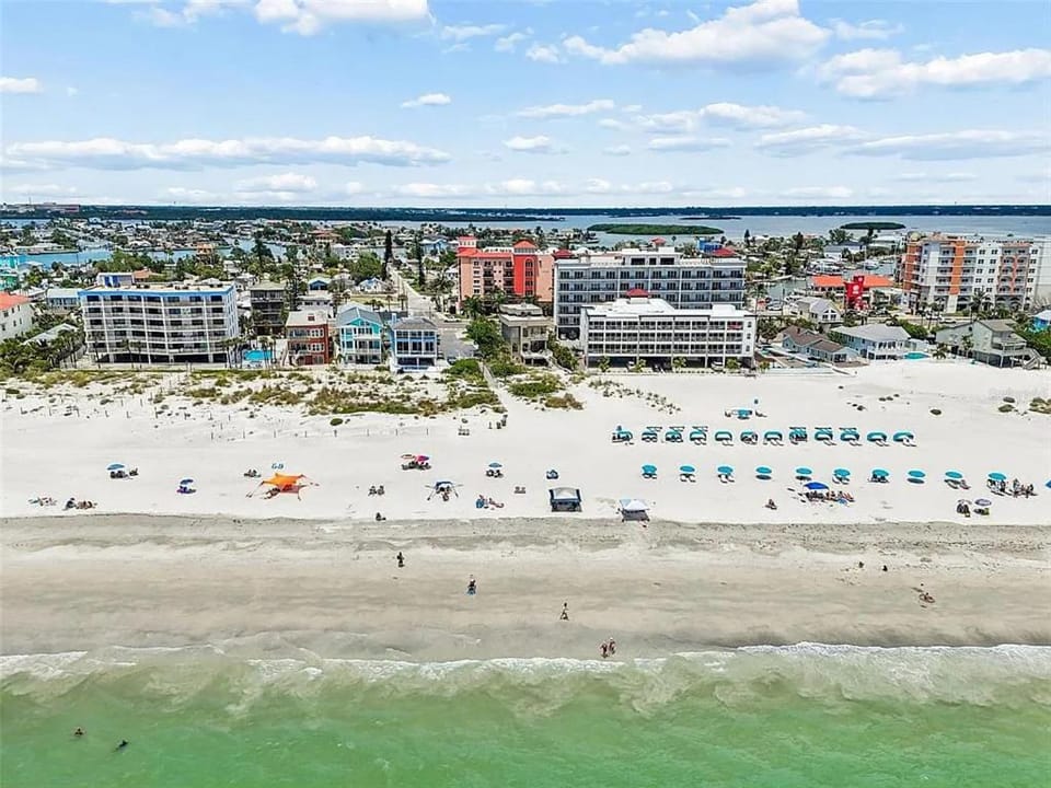 Gulf View Condo, Sleeps 6, Pool, Steps to Beach Apartment in Madeira Beach