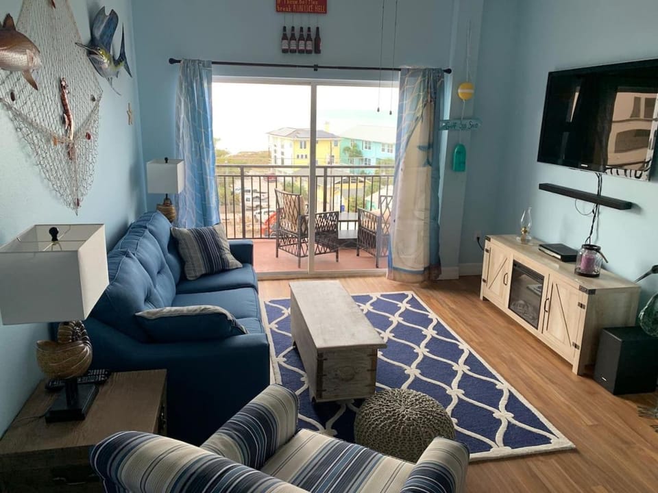 Gulf View Condo, Sleeps 6, Pool, Steps to Beach Apartment in Madeira Beach