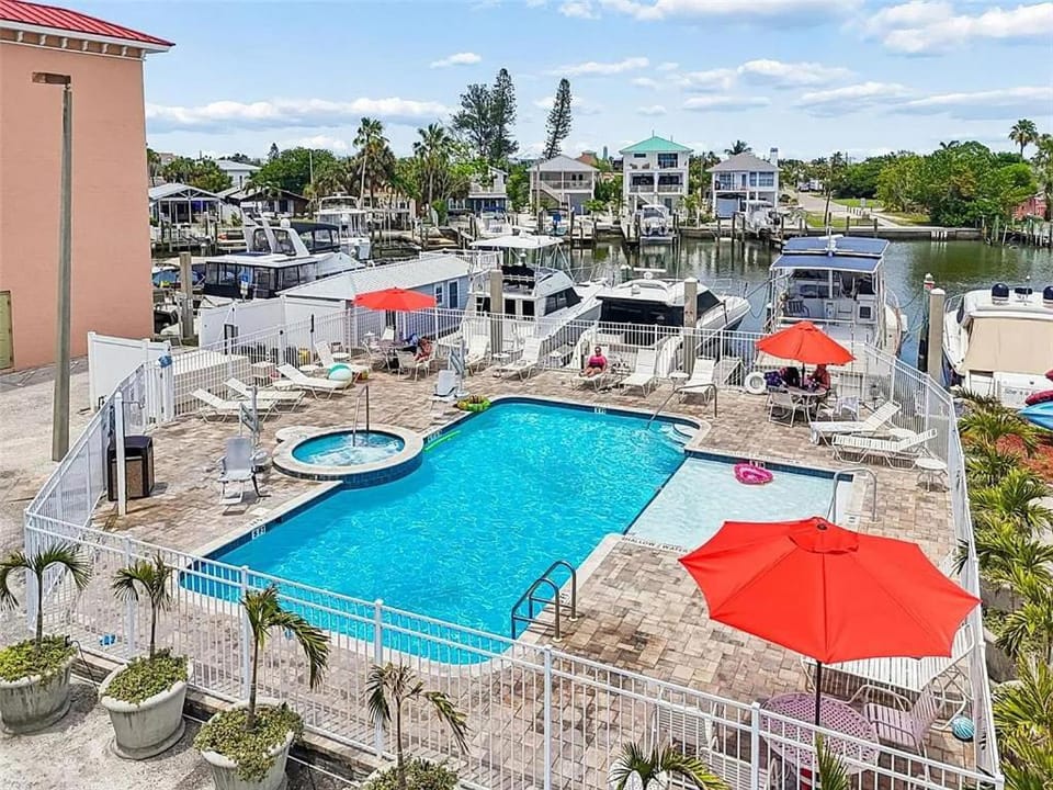Gulf View Condo, Sleeps 6, Pool, Steps to Beach Apartment in Madeira Beach