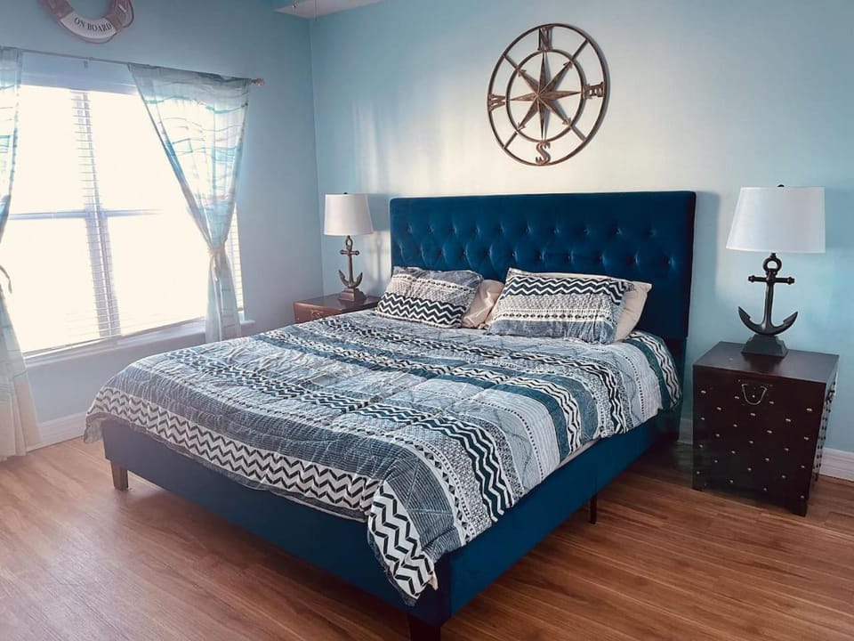 Gulf View Condo, Sleeps 6, Pool, Steps to Beach Apartment in Madeira Beach
