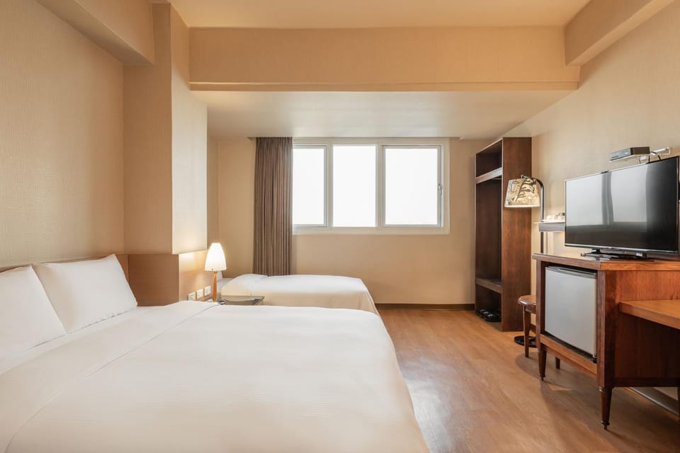 Bed, TV and multimedia, Coffee/tea facilities, View (from property/room), Photo of the whole room, Bedroom