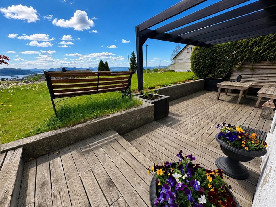 Spring, Day, Natural landscape, Garden, View (from property/room), Balcony/Terrace, Garden view, Sea view