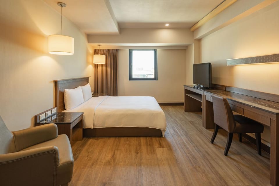 Bed, TV and multimedia, View (from property/room), Photo of the whole room, Bedroom, City view