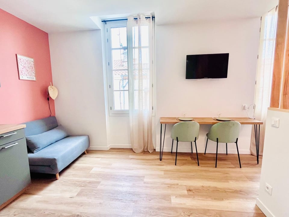 TV and multimedia, Living room, Seating area, Dining area