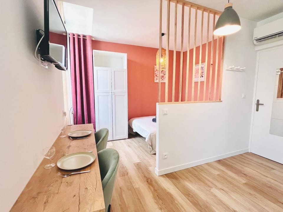 Living room, Seating area, Dining area