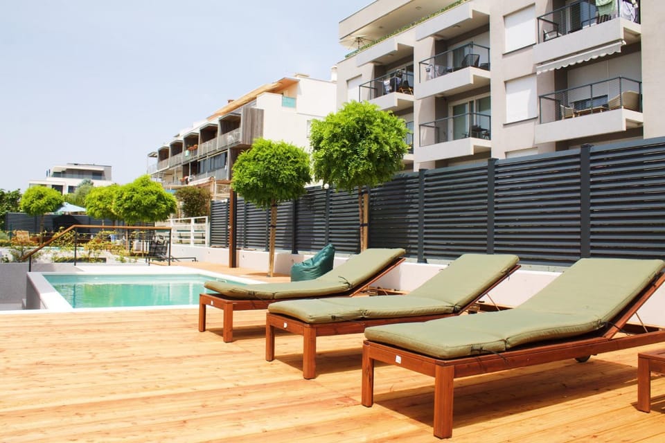 Swimming pool, sunbed