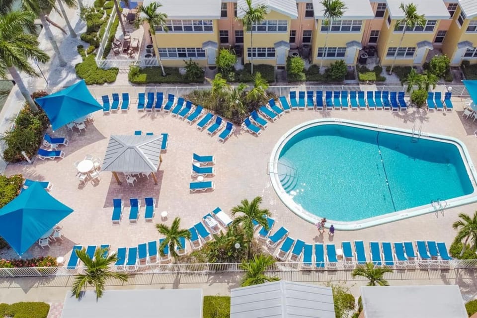 Indian Shores Beach Condo, Sleeps 4, Steps to Sand Apartment in Indian Shores