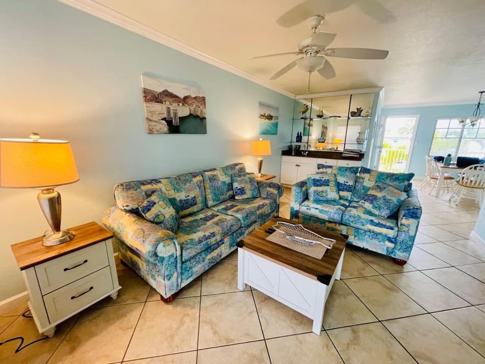 Indian Shores Beach Condo, Sleeps 4, Steps to Sand Apartment in Indian Shores