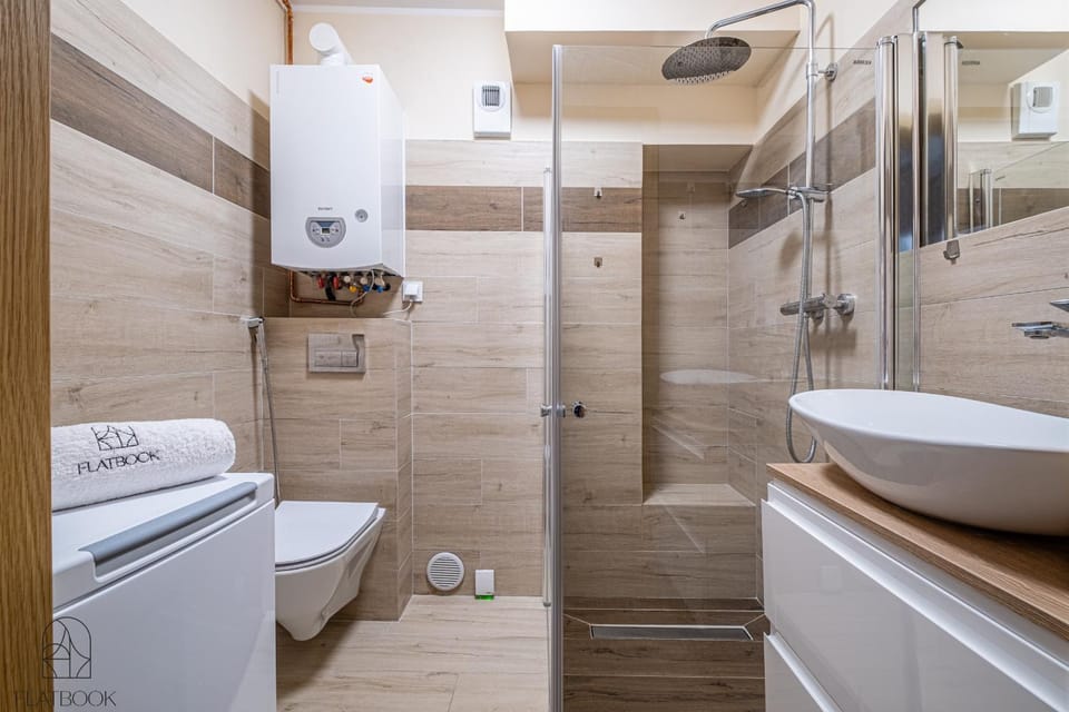 Shower, Toilet, Bathroom, towels, washing machine