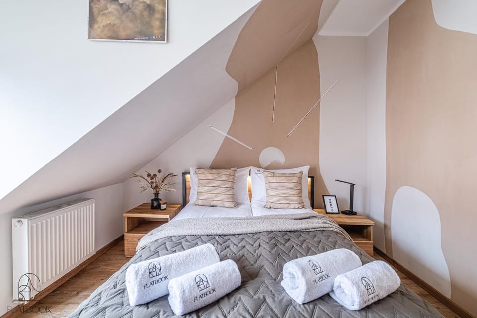 Bed, Photo of the whole room, Bedroom, towels