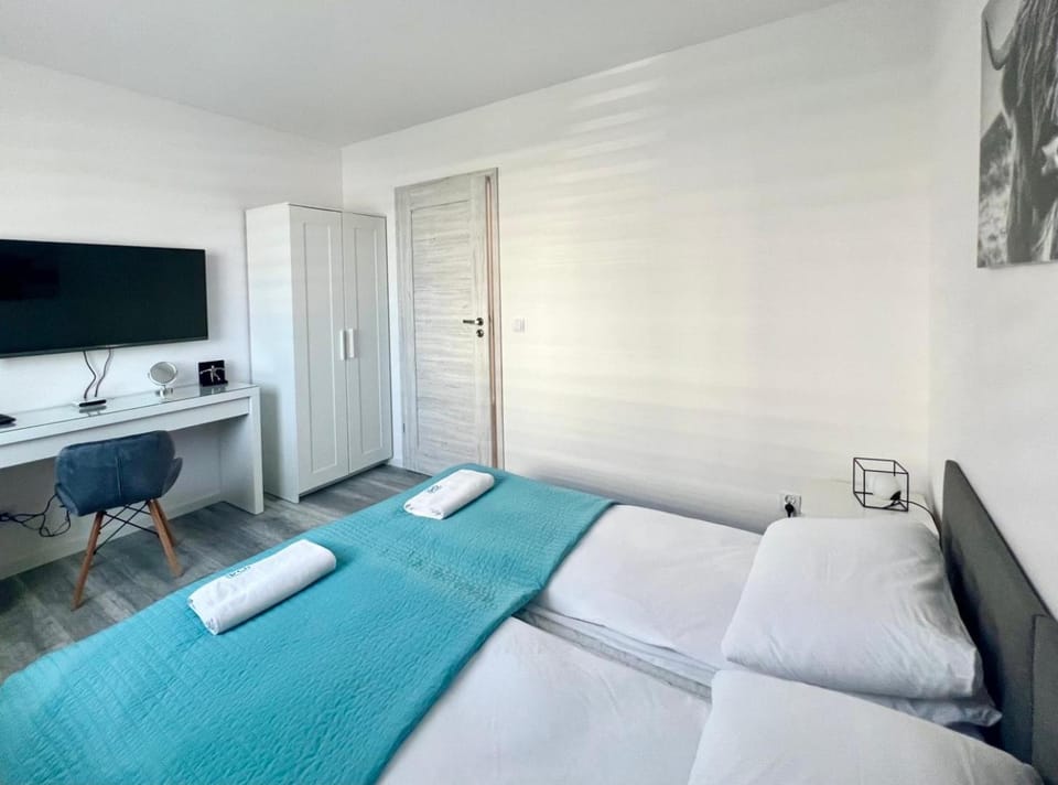 Bed, TV and multimedia, Photo of the whole room, Bedroom, towels, wardrobe