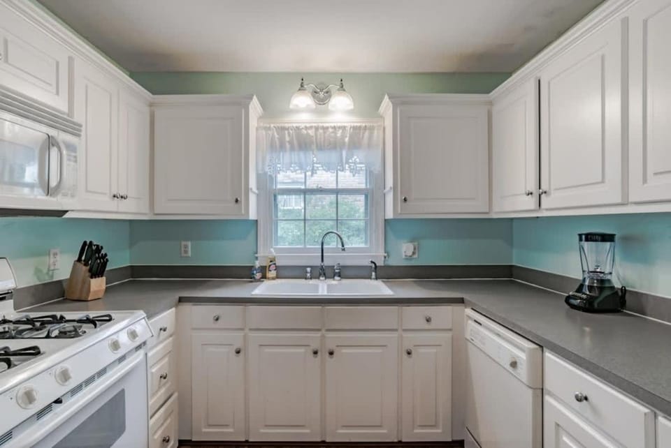 Bel-Air Bungalow- close to Midtown Highways and Downtown Mobile House in Mobile