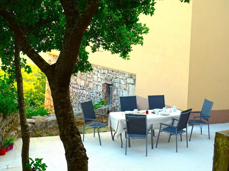 Patio, Dining area