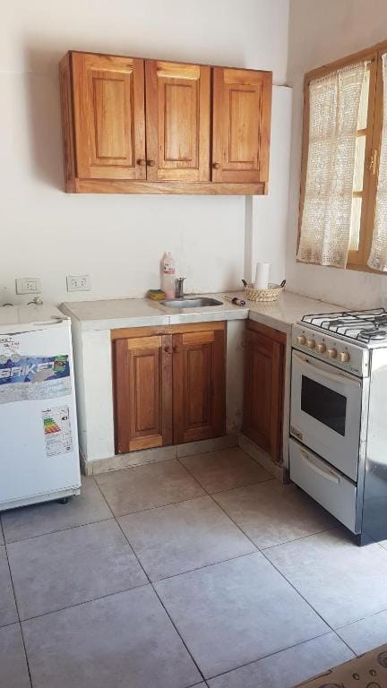 Kitchen or kitchenette, minibar, oven, stove