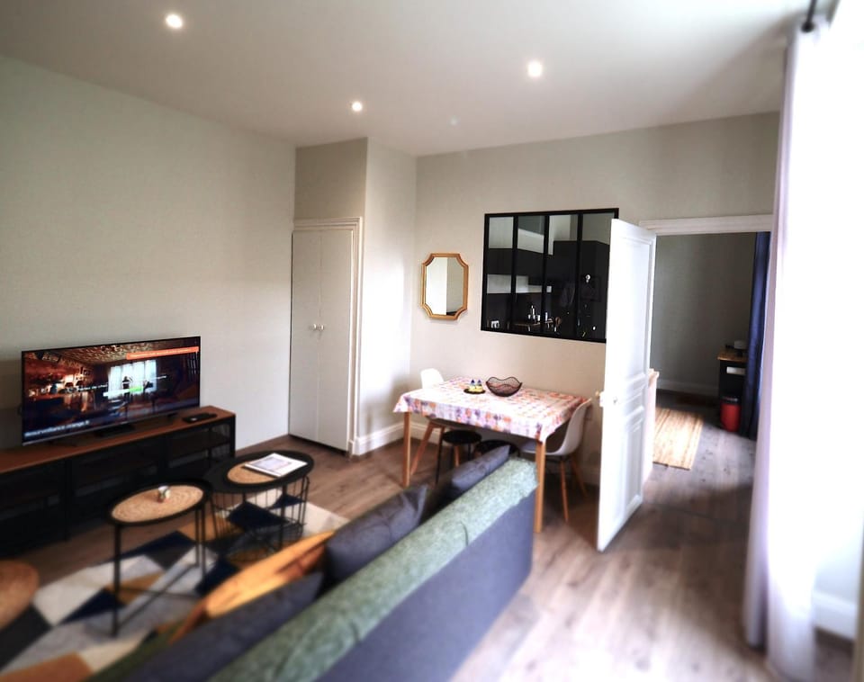 TV and multimedia, Living room, Seating area, Dining area
