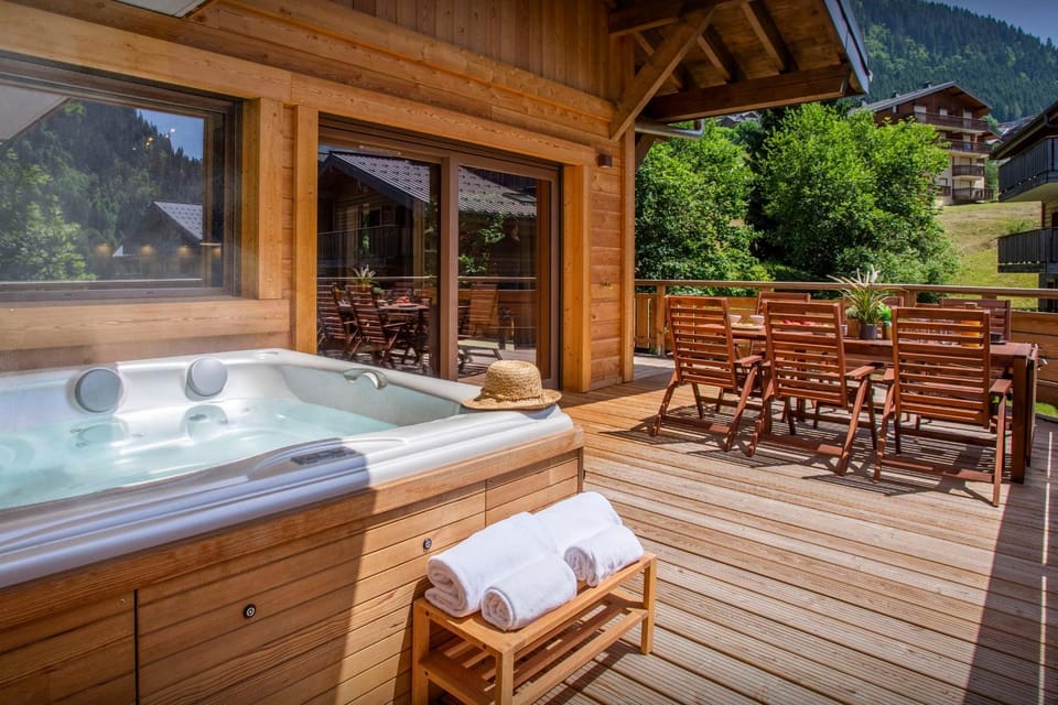 Day, Natural landscape, Hot Tub, Balcony/Terrace, Spa and wellness centre/facilities, Dining area, Mountain view