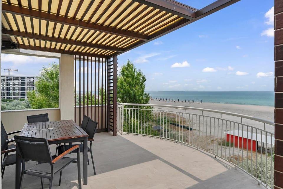Penthouse with Seaview Private Beach and Parking Apartment in Constanța County