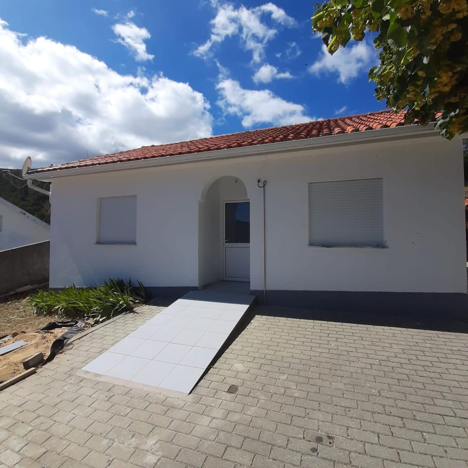 Casas da Escola - "Casa da Professora" - Meãs House in Coimbra District, Portugal