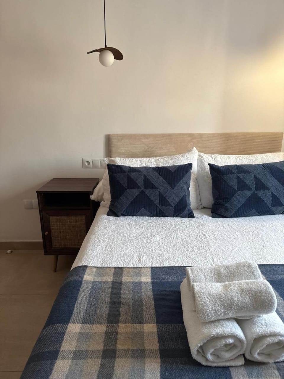 Bed, Bedroom, furniture, towels
