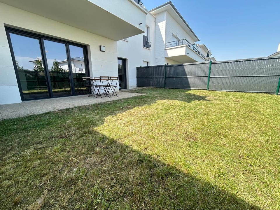 King Size Bed - Free Private Parking - Garden & Terrace - 14min from DisneyLand Apartment in Bussy-Saint-Georges
