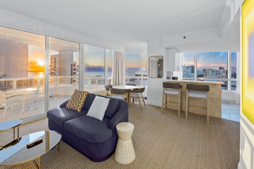 Living room, room service