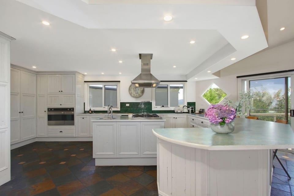 Kitchen or kitchenette, pet friendly, stove