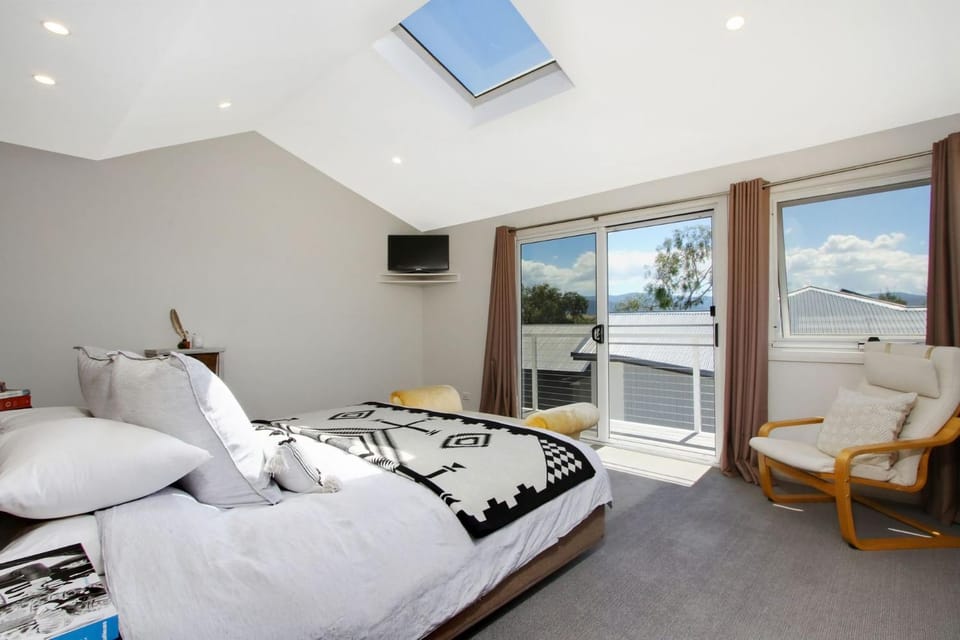 Bed, TV and multimedia, Bedroom