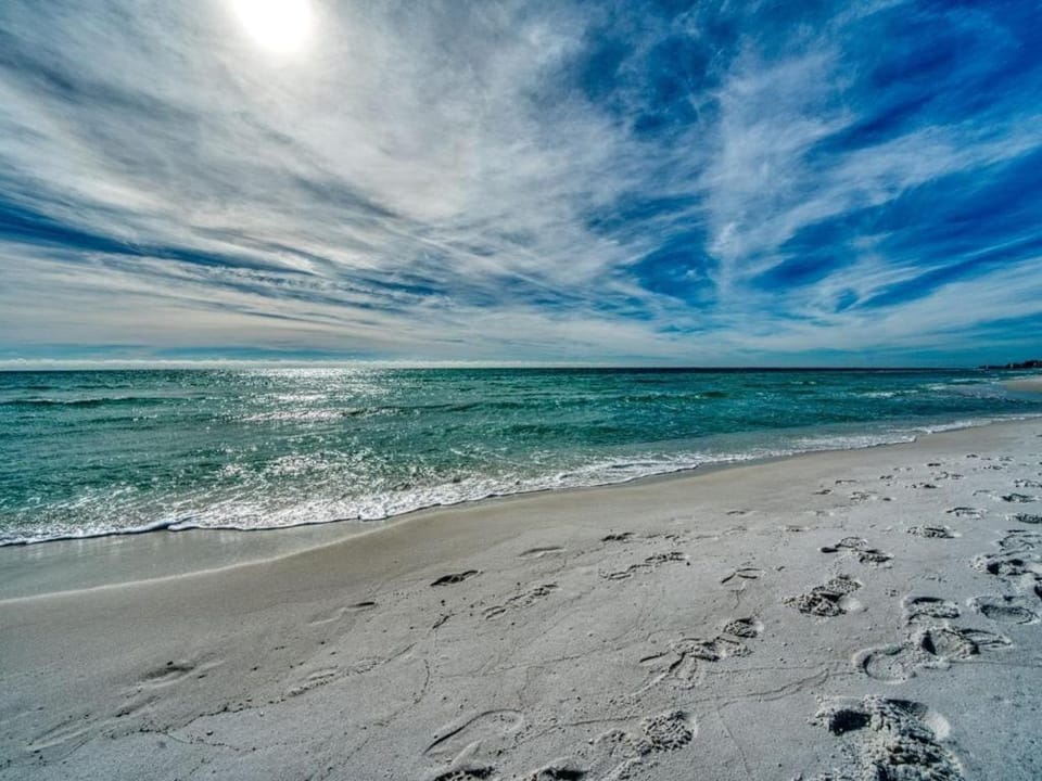 Salty Dolphin - Gulf Front Oasis Apartment in Destin
