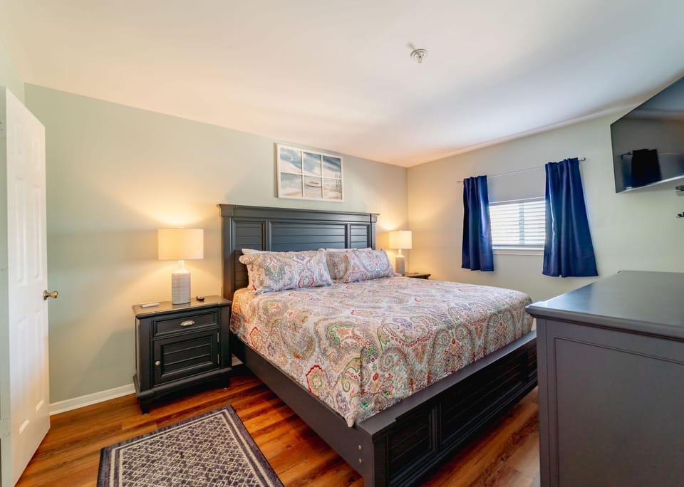 Salty Dolphin - Gulf Front Oasis Apartment in Destin