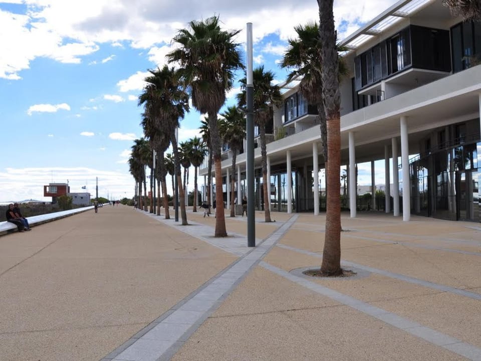 Spacieux T2 avec terrasse et parking à 100m de la plage - FR-1-472-172 Apartment in Occitanie