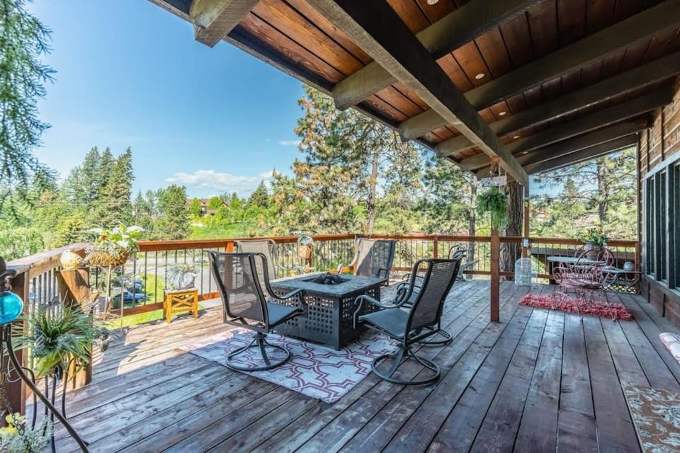 Hilltop Hideaway House in Bigfork