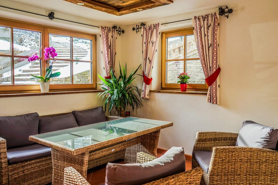 Living room, Lounge or bar, Internal: Not applicable to any particular room