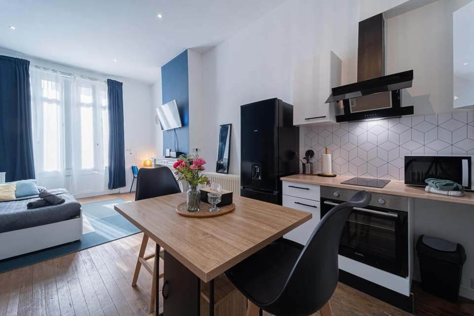 TV and multimedia, Kitchen or kitchenette, Living room, Seating area