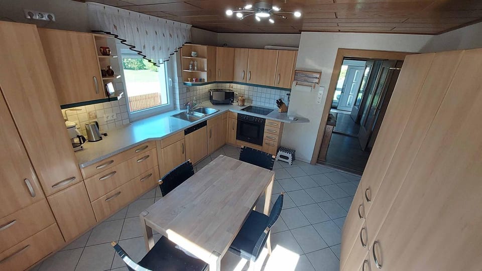 Kitchen or kitchenette, Dining area