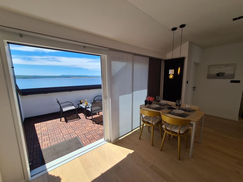 Natural landscape, View (from property/room), Balcony/Terrace, Kitchen or kitchenette, Living room, Seating area, Dining area, Sea view