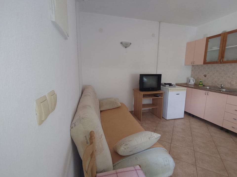 TV and multimedia, Kitchen or kitchenette, Living room, Seating area, air conditioner