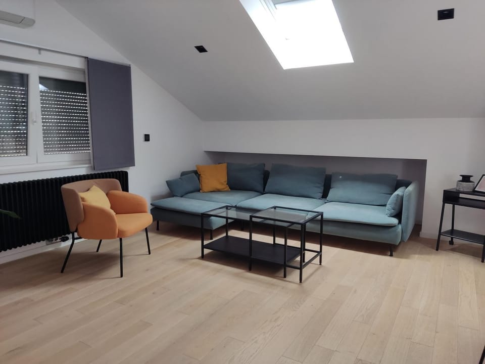 TV and multimedia, Living room, Seating area, air conditioner