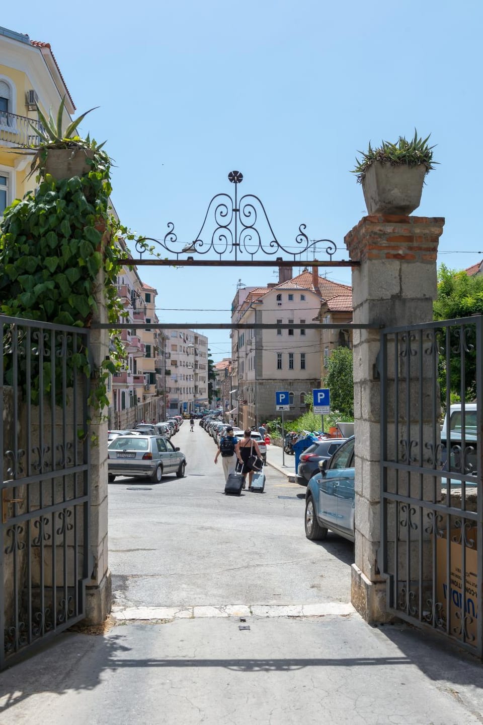 Neighbourhood, Street view, Location