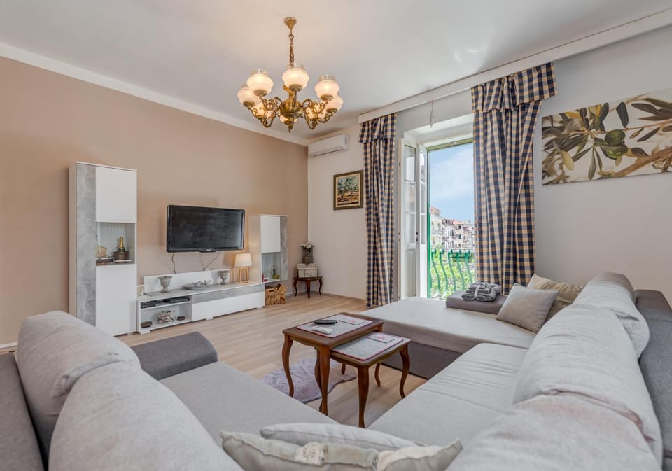 TV and multimedia, Living room, Seating area