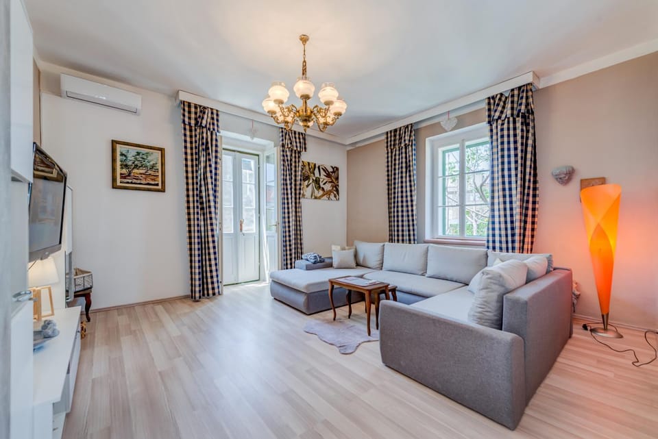 TV and multimedia, Living room, Seating area, air conditioner